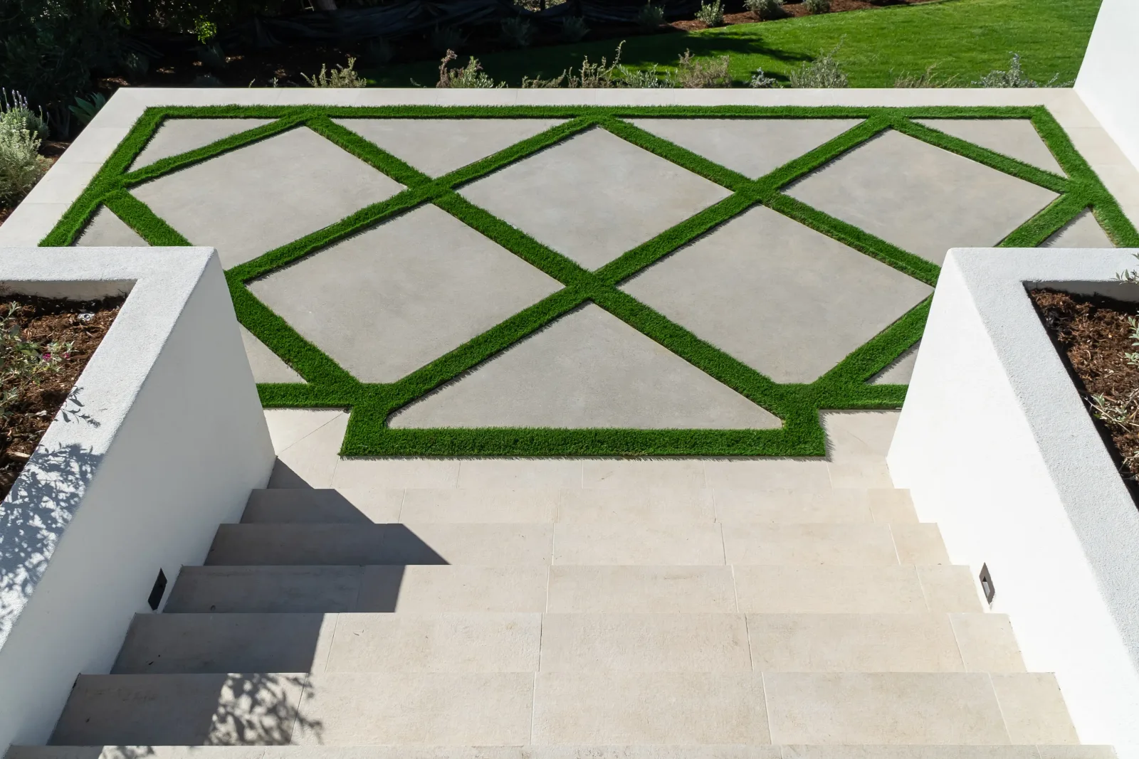 Modern patio with stone pavers